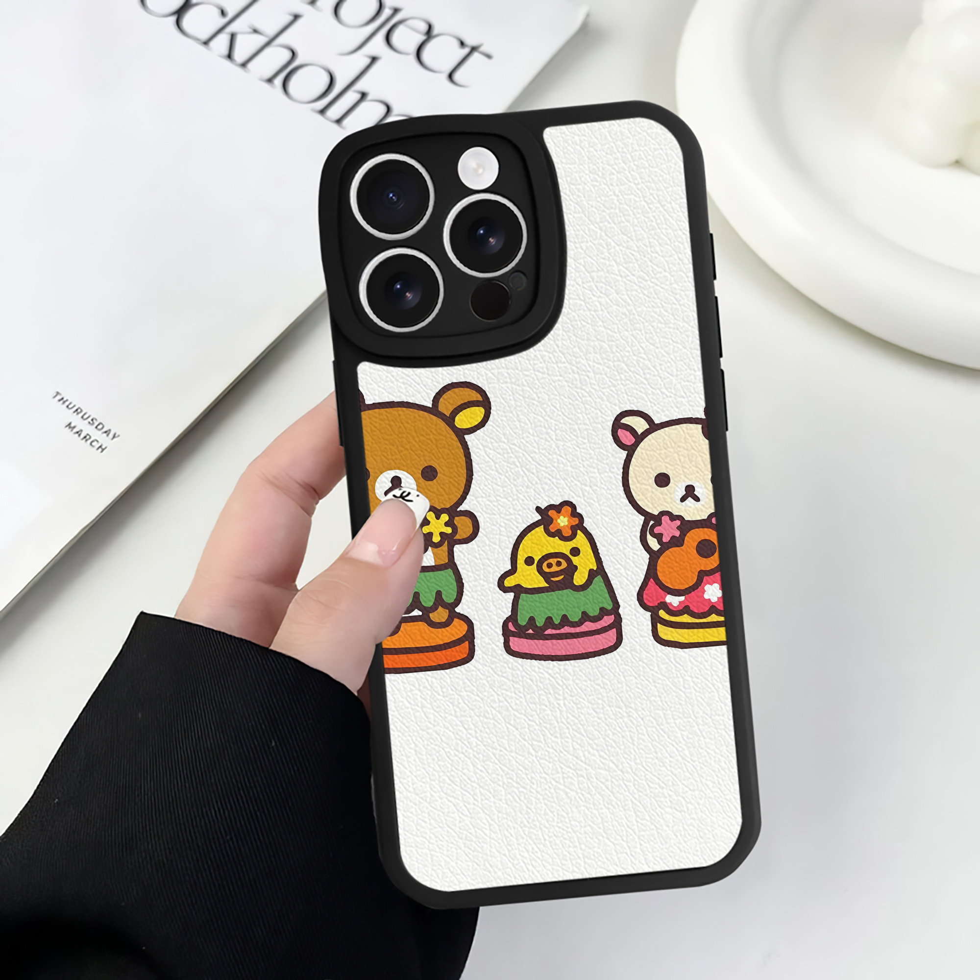 （画像用） リラックマ リラックマ キイロイトリ Rilakkuma Korilakkuma Kiiroitori 【iPhone 16シリーズ対応】シリコンスマホケース（レザー調） 材質：シリコン
